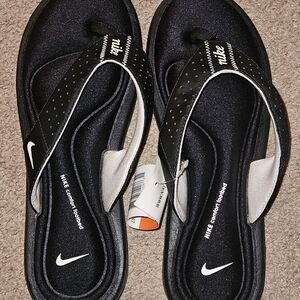 Women's size 9 Nike Comfort Flip Flops